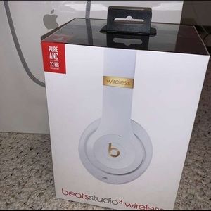Studio 3 wireless beats by dre gold and white NWT
